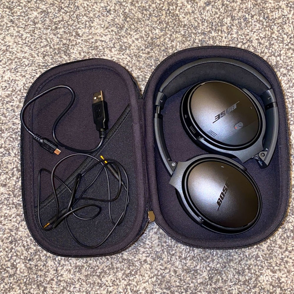 Bose noise cancelling headphones. Never used.